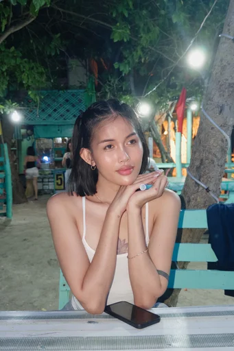 Lara, 22