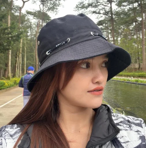 Rose, 28