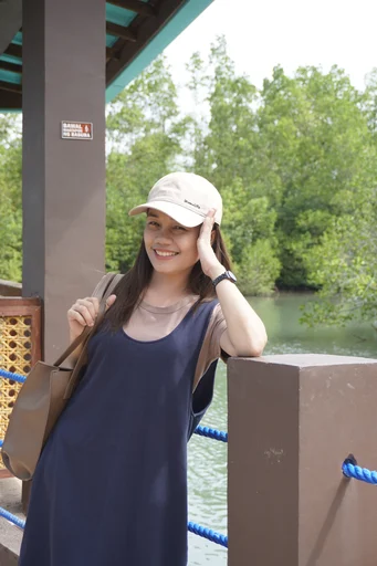 Mae, 33