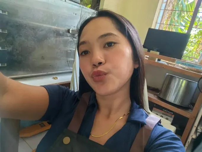 Rowela, 18