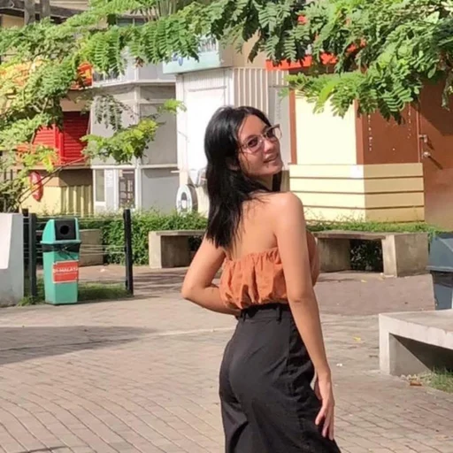 Jennifer, 25