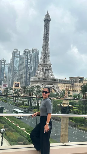 Julie, 31