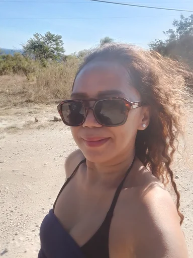 Lara, 44